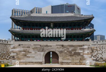 Allgemeiner Blick auf das Namdaemun Gate, eines der Symbole von Seoul, vom Süden von Seoul. Namdaemun, offiziell bekannt als Sungnyemun, ist eines der acht Tore in der Festungsmauer von Seoul, Südkorea. Namdaemun, das aus dem 14. Jahrhundert stammt, ist ein historisches Pagode-Tor und wurde zum ersten Nationalschatz Südkoreas ernannt. Namdaemun wurde 1398 erstmals unter der Herrschaft des Joseons erbaut und 1447 wieder aufgebaut. 2008 wurde die hölzerne Pagode über dem Tor durch Brandstiftung schwer beschädigt. Die Restaurierungsarbeiten am Tor begannen im Februar 2010 Stockfoto