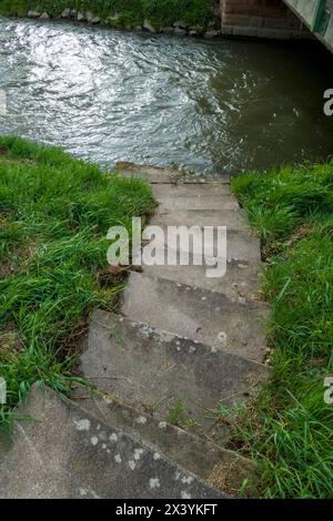 Der Sandbach bei Weitenung, Bühl Baden schlängelt sich durch die Aue Stockfoto