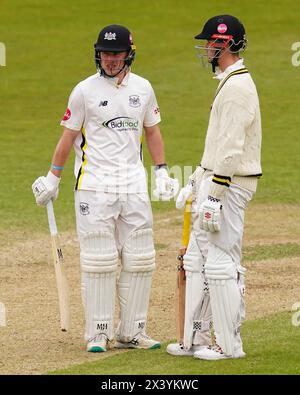 Bristol, Großbritannien, 29. April 2024. Gloucestershire's Miles Hammond und Ollie Price während des Spiels der Vitality County Championship Division 2 zwischen Gloucestershire und Middlesex. Quelle: Robbie Stephenson/Gloucestershire Cricket/Alamy Live News Stockfoto