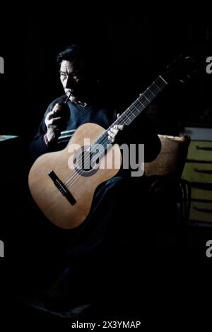 Gaucho schlürft an Mate, während er Gitarre in Patagonien Argentinien spielt Stockfoto