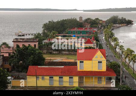 205 Gebäude an der Calle 35 Street entlang des südlichsten Punktes der Punta Gorda Peninsula, die in die Jagua Bay mündet. Cienfuegos-Kuba. Stockfoto