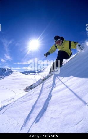 Man Skifahren in Lech, Österreich Stockfoto