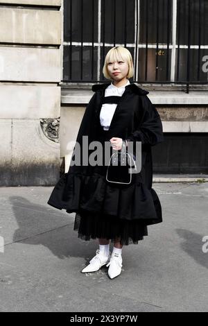 Straßenstil vor Courrèges - Paris Fashion Week - Carreau du Temple - Paris - Frankreich Stockfoto