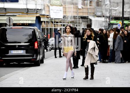 Straßenstil vor Courrèges - Paris Fashion Week - Carreau du Temple - Paris - Frankreich Stockfoto