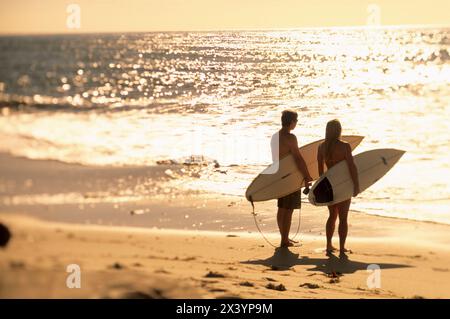 Surfer genießen den Blick auf das Meer bei Sonnenuntergang in La Jolla, Kalifornien. Stockfoto