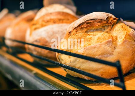 Brot auf dem Regal in der Bäckerei Stockfoto
