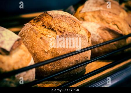 Brot auf dem Regal in der Bäckerei Stockfoto