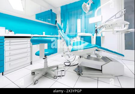 Zahnärztliche Klinik-Innenausstattung mit moderner zahnärztlicher Ausstattung. Zahnärztliche Stühle und Werkzeuge. Stockfoto