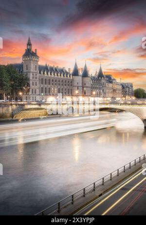 Atemberaubender Pariser Sonnenuntergang über Conciergerie und Pont au Change Stockfoto