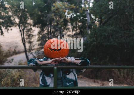 Eine Person mit geschnitztem Halloween-Kürbiskopf Stockfoto