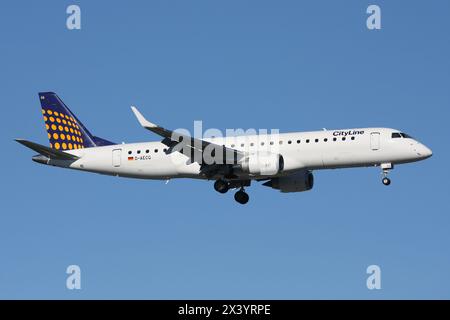 Deutsche Lufthansa CityLine Embraer ERJ-190 mit Registrierung D-AECG im Finale für den Flughafen Düsseldorf Stockfoto