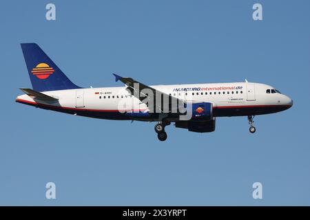 Deutscher Hamburg International Airbus A319-100 mit Registrierung D-AHIH im Finale für den Flughafen Düsseldorf Stockfoto