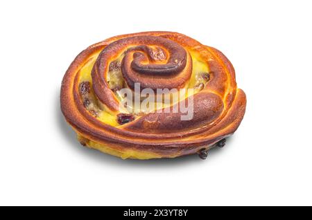 Rosinen dänisches Gebäck isoliert oder Pain aux Rosinen Spiralbrötchen mit Rosinen und Vanillepudding, oder Ecargot in weißem Hintergrund, kein Schatten mit Beschneidungspfad Stockfoto