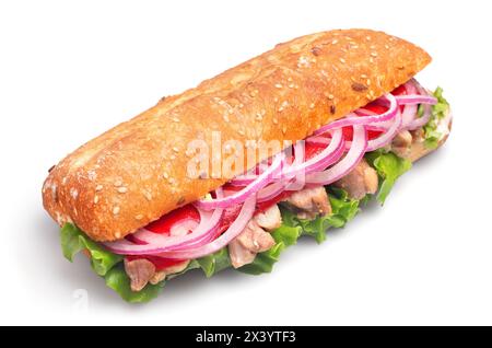 Sandwich-Brötchen mit Fleisch, Tomaten, Gurken, Salat isoliert auf weißem Hintergrund. Mit Beschneidungspfad für Designmenü Stockfoto