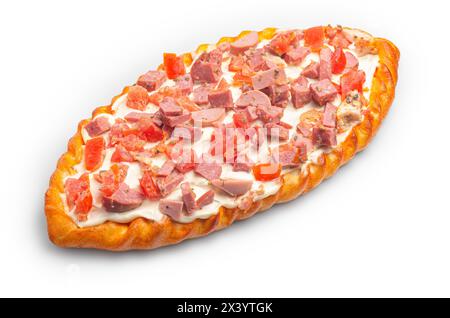 Hausgemachte Khachapuri, Gericht Khachapuri mit Brot, Käse, geräucherten Schinken isoliert auf weißem Hintergrund. Junk Food, mit Abschneidepfad für Designmenü Stockfoto