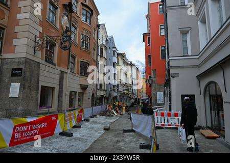 Österreich. Innsbruck ist eine Großstadt im Westen von Österreich und Hauptstadt des Bundeslandes Tirol. Mit 131358 Einwohnern - Stand 1.1.2023 - ist Innsbruck die bevölkerungsreichste Stadt Tirols und zugleich fünftgrösste Stadt Österreichs. Foto: Baustelle am Mundingplatz in der Altstadt *** Österreich Innsbruck ist eine Großstadt im Westen Österreichs und Hauptstadt des Landes Tirol mit 131358 Einwohnern ab 1 1 2023. Innsbruck ist die bevölkerungsreichste Stadt Tirols und auch die fünftgrößte Stadt Österreichs Fotobaustelle am Mundingplatz in der Altstadt Stockfoto