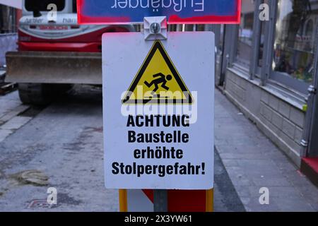 Österreich. Innsbruck ist eine Großstadt im Westen von Österreich und Hauptstadt des Bundeslandes Tirol. Mit 131358 Einwohnern - Stand 1.1.2023 - ist Innsbruck die bevölkerungsreichste Stadt Tirols und zugleich fünftgrösste Stadt Österreichs. Foto: Baustelle - Stolpergefahr am Mundingplatz in der Altstadt *** Österreich Innsbruck ist eine Großstadt im Westen Österreichs und Hauptstadt des Landes Tirol mit 131358 Einwohnern ab 1 1 2023. Innsbruck ist die bevölkerungsreichste Stadt Tirols und auch die fünftgrößte Stadt Österreichs Foto Baustelle Stolpergefahr am Mundingplatz in Th Stockfoto