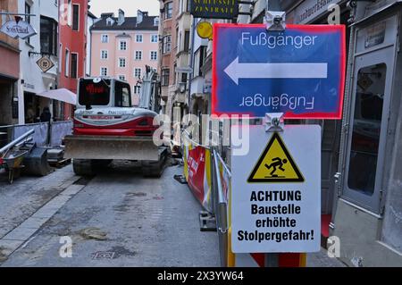 Österreich. Innsbruck ist eine Großstadt im Westen von Österreich und Hauptstadt des Bundeslandes Tirol. Mit 131358 Einwohnern - Stand 1.1.2023 - ist Innsbruck die bevölkerungsreichste Stadt Tirols und zugleich fünftgrösste Stadt Österreichs. Foto: Baustelle am Mundingplatz in der Altstadt *** Österreich Innsbruck ist eine Großstadt im Westen Österreichs und Hauptstadt des Landes Tirol mit 131358 Einwohnern ab 1 1 2023. Innsbruck ist die bevölkerungsreichste Stadt Tirols und auch die fünftgrößte Stadt Österreichs Fotobaustelle am Mundingplatz in der Altstadt Stockfoto