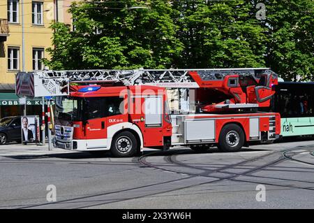 Österreich. Innsbruck ist eine Großstadt im Westen von Österreich und Hauptstadt des Bundeslandes Tirol. Mit 131358 Einwohnern - Stand 1.1.2023 - ist Innsbruck die bevölkerungsreichste Stadt Tirols und zugleich fünftgrösste Stadt Österreichs. Foto: Innsbrucker Berufsfeuerwehr, Leiterwagen bzw Drehleiter - Hubrettungsfahrzeug *** Österreich Innsbruck ist eine Großstadt im Westen Österreichs und Landeshauptstadt Tirols mit 131358 Einwohnern ab 1 1 2023. Innsbruck ist die bevölkerungsreichste Stadt Tirols und auch die fünftgrößte Stadt Österreichs Foto Innsbruck Berufsfeuerwehr Stockfoto