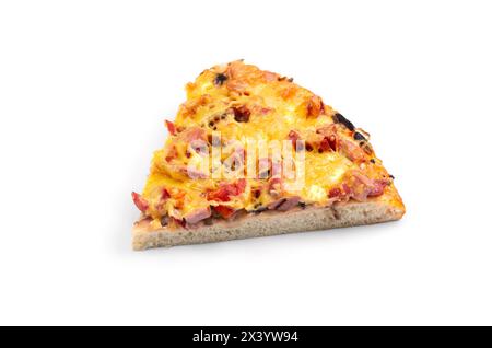 Gefrorene Pizza auf weißem Hintergrund. Halbfertige Pizza auf weißem Hintergrund isoliert. Mit Beschneidungspfad für Designmenü Stockfoto