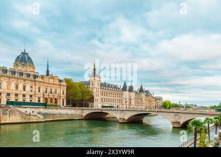 Conciergerie Palace und Tribunal de Commerce de Paris mit Pont au Change über die seine in Paris, Frankreich. Gebäude des ehemaligen Königspalastes und Stockfoto