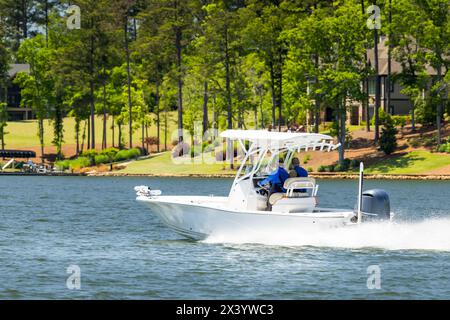 Bootsfahrer auf dem Fischerboot genießen den Sommertag auf dem See. Fahrt mit dem Motorboot auf dem Süßwassersee. Stockfoto