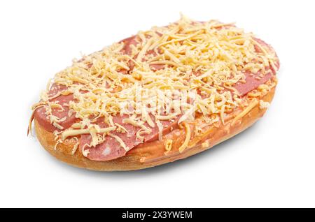 Pita-Brot mit Hüttenkäse, Salami. Mini-Pizzen isoliert auf weißem Hintergrund. Mit Beschneidungspfad für das Design-Menü Stockfoto