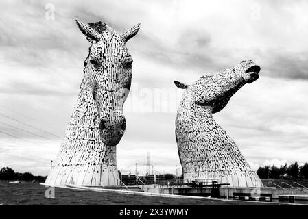 Die Kelpies, mythologisch verwandelnde Bestien, sind 100 m hohe Stahlskulpturen im Helix Park zwischen Falkirk und Grangemouth Stockfoto