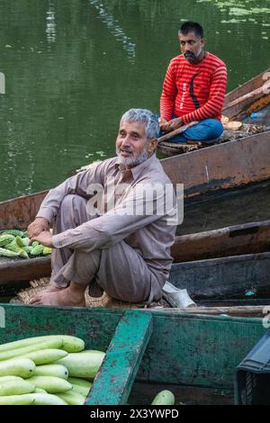 Schwimmende Marktverkäufer genießen einen Rauch, Dal Lake, Srinagar, Kaschmir, Indien Stockfoto