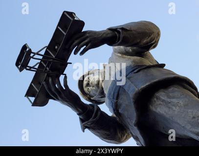 Gedenkstatue für den Luftfahrtpionier Charles Stewart Rolls vor der Shire Hall auf dem Agincourt Square, Monmouth, ein Gebäude, das unter Denkmalschutz des Grades II* steht. Stockfoto