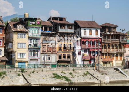 Zerbröckelnde alte Häuser am Jhelum River, Srinagar, Kaschmir, Indien Stockfoto
