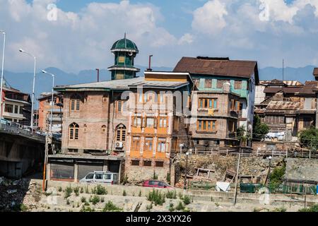 Zerbröckelnde alte Häuser am Jhelum River, Srinagar, Kaschmir, Indien Stockfoto