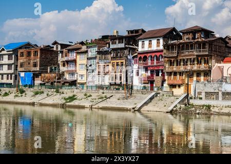 Zerbröckelnde alte Häuser am Jhelum River, Srinagar, Kaschmir, Indien Stockfoto