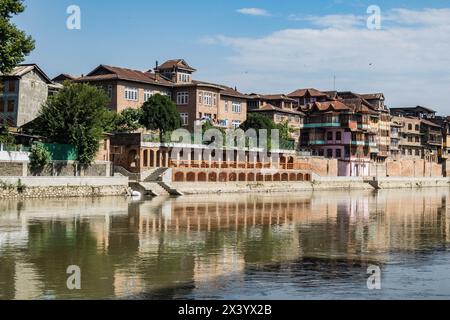 Zerbröckelnde alte Häuser am Jhelum River, Srinagar, Kaschmir, Indien Stockfoto