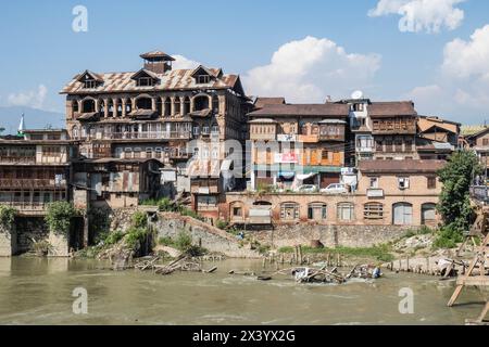 Zerbröckelnde alte Häuser am Jhelum River, Srinagar, Kaschmir, Indien Stockfoto