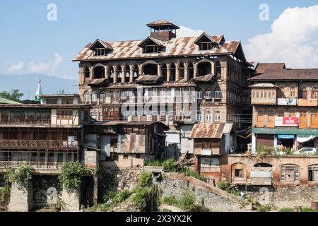 Zerbröckelnde alte Häuser am Jhelum River, Srinagar, Kaschmir, Indien Stockfoto