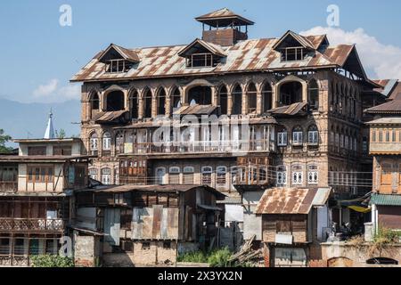 Zerbröckelnde alte Häuser am Jhelum River, Srinagar, Kaschmir, Indien Stockfoto