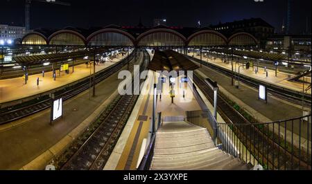 KOPENHAGEN, DÄNEMARK - 28. OKTOBER 2014: Panorama des wunderschönen Hauptbahnhofs in Kopenhagen, Dänemark bei nigt Stockfoto