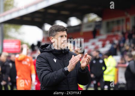 Alex Revell stand während des Spiels als Interimsleiter/Manager im Stevenage Football Club auf dem Spielfeld Stockfoto