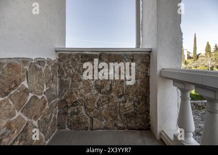 Weiße Balustraden einer langen Terrasse, Außenterrasse eines Einfamilienhauses Stockfoto