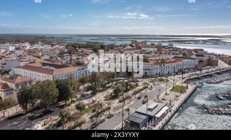 Portugiesische Stadt Faro mit alter Architektur, gefilmt von Drohnen. Arco de Villa und largo de se. Stockfoto