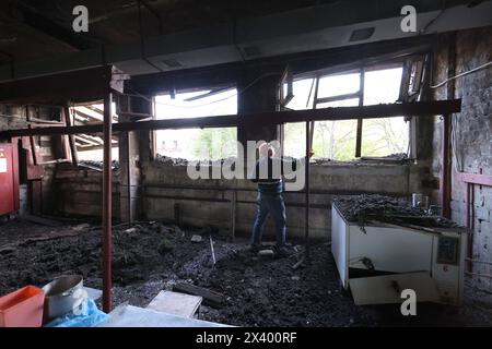 CHARKIW, UKRAINE - 27. APRIL 2024 - Ein Mann reinigt die Räumlichkeiten des Psychiatrischen Krankenhauses N3 im Bezirk Saltivskyi nach einem nächtlichen russischen S-300 Raketenangriff in Charkiw, Nordostukraine. Am 27. April um 00:30 Uhr Ortszeit griffen russische Truppen das Psychiatrische Krankenhaus N3 in Charkiw mit S-300-Luftabwehrraketen an. Fenster, Dach, nicht genutztes Gebäude, Lebensmittelblock, Heizraum und andere Gebäude wurden beschädigt. Eine 53-jährige Frau wurde verletzt. Während des Streiks waren 60 Patienten und 5 Krankenhausmitarbeiter anwesend. Stockfoto