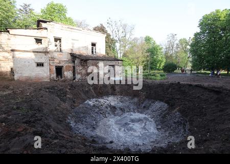 CHARKIW, UKRAINE - 27. APRIL 2024 - Ein Krater im Psychiatrischen Krankenhaus N3 im Bezirk Saltivskyi wird nach einem nächtlichen russischen Raketenangriff auf die S-300 in Charkiw, Nordostukraine gesehen. Am 27. April um 00:30 Uhr Ortszeit griffen russische Truppen das Psychiatrische Krankenhaus N3 in Charkiw mit S-300-Luftabwehrraketen an. Fenster, Dach, nicht genutztes Gebäude, Lebensmittelblock, Heizraum und andere Gebäude wurden beschädigt. Eine 53-jährige Frau wurde verletzt. Während des Streiks waren 60 Patienten und 5 Krankenhausmitarbeiter anwesend. Stockfoto