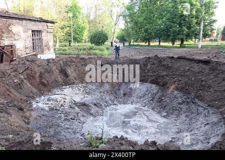 CHARKIW, UKRAINE - 27. APRIL 2024 - Ein Krater im Psychiatrischen Krankenhaus N3 im Bezirk Saltivskyi wird nach einem nächtlichen russischen Raketenangriff auf die S-300 in Charkiw, Nordostukraine gesehen. Am 27. April um 00:30 Uhr Ortszeit griffen russische Truppen das Psychiatrische Krankenhaus N3 in Charkiw mit S-300-Luftabwehrraketen an. Fenster, Dach, nicht genutztes Gebäude, Lebensmittelblock, Heizraum und andere Gebäude wurden beschädigt. Eine 53-jährige Frau wurde verletzt. Während des Streiks waren 60 Patienten und 5 Krankenhausmitarbeiter anwesend. Stockfoto