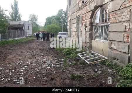 CHARKIW, UKRAINE - 27. APRIL 2024 - Psychiatrisches Krankenhaus N3 im Bezirk Saltivskyi wird durch einen nächtlichen russischen Raketenangriff S-300 beschädigt, Charkiw, Nordost-Ukraine. Am 27. April um 00:30 Uhr Ortszeit griffen russische Truppen das Psychiatrische Krankenhaus N3 in Charkiw mit S-300-Luftabwehrraketen an. Fenster, Dach, nicht genutztes Gebäude, Lebensmittelblock, Heizraum und andere Gebäude wurden beschädigt. Eine 53-jährige Frau wurde verletzt. Während des Streiks waren 60 Patienten und 5 Krankenhausmitarbeiter anwesend. Stockfoto