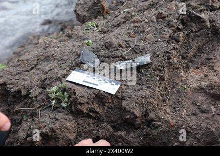 CHARKIW, UKRAINE - 27. APRIL 2024 - Eine photomakrographische Skala liegt am Boden des Psychiatrischen Krankenhauses N3 im Bezirk Saltivskyi nach einem nächtlichen russischen S-300-Raketenangriff in Charkiw, Nordostukraine. Am 27. April um 00:30 Uhr Ortszeit griffen russische Truppen das Psychiatrische Krankenhaus N3 in Charkiw mit S-300-Luftabwehrraketen an. Fenster, Dach, nicht genutztes Gebäude, Lebensmittelblock, Heizraum und andere Gebäude wurden beschädigt. Eine 53-jährige Frau wurde verletzt. Während des Streiks waren 60 Patienten und 5 Krankenhausmitarbeiter anwesend. Stockfoto