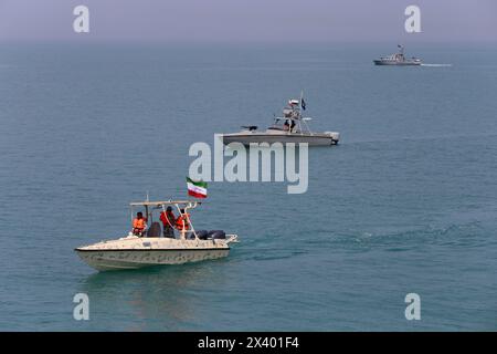 29. April 2024, Persischer Golf, Bushehr, Iran: Iranische Militärschnellboote des Korps der Islamischen Revolutionsgarde (IRGC) nehmen am „Nationalen Tag des Persischen Golfs“ am Persischen Golf in Bushehr im Süden Irans Teil. Der Iran feiert den Jahrestag der Befreiung des Südens des Landes von der portugiesischen Besatzung im Jahr 1622 als „Nationalfeiertag am Persischen Golf“ am 29. April 2024 in Buschehr. Das Datum fällt zusammen mit dem Jahrestag eines erfolgreichen Feldzugs von Shah Abbas, dem Großen von Persien, im 17. Jahrhundert. Quelle: ZUMA Press, Inc./Alamy Live News Stockfoto