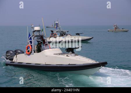 29. April 2024, Persischer Golf, Bushehr, Iran: Iranische Militärschnellboote des Korps der Islamischen Revolutionsgarde (IRGC) nehmen am „Nationalen Tag des Persischen Golfs“ am Persischen Golf in Bushehr im Süden Irans Teil. Der Iran feiert den Jahrestag der Befreiung des Südens des Landes von der portugiesischen Besatzung im Jahr 1622 als „Nationalfeiertag am Persischen Golf“ am 29. April 2024 in Buschehr. Das Datum fällt zusammen mit dem Jahrestag eines erfolgreichen Feldzugs von Shah Abbas, dem Großen von Persien, im 17. Jahrhundert. Quelle: ZUMA Press, Inc./Alamy Live News Stockfoto