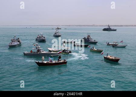 29. April 2024, Persischer Golf, Bushehr, Iran: Iranische Militärschnellboote des Korps der Islamischen Revolutionsgarde (IRGC) nehmen am „Nationalen Tag des Persischen Golfs“ am Persischen Golf in Bushehr im Süden Irans Teil. Der Iran feiert den Jahrestag der Befreiung des Südens des Landes von der portugiesischen Besatzung im Jahr 1622 als „Nationalfeiertag am Persischen Golf“ am 29. April 2024 in Buschehr. Das Datum fällt zusammen mit dem Jahrestag eines erfolgreichen Feldzugs von Shah Abbas, dem Großen von Persien, im 17. Jahrhundert. Quelle: ZUMA Press, Inc./Alamy Live News Stockfoto