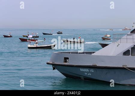 29. April 2024, Persischer Golf, Bushehr, Iran: Militärboote der Basidsch-Widerstandstruppe nehmen am „Nationalen Tag des Persischen Golfs“ am Persischen Golf in Bushehr, Südiranien, Teil. Der Iran feiert den Jahrestag der Befreiung des Südens des Landes von der portugiesischen Besatzung im Jahr 1622 als „Nationalfeiertag am Persischen Golf“ am 29. April 2024 in Buschehr. Das Datum fällt zusammen mit dem Jahrestag eines erfolgreichen Feldzugs von Shah Abbas, dem Großen von Persien, im 17. Jahrhundert. Quelle: ZUMA Press, Inc./Alamy Live News Stockfoto